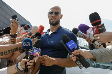 V Miami zadrželi bratry Tateovy, v Británii oba čelí novým obviněním