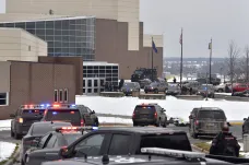 Střelecký útok na střední škole v Michiganu si vyžádal tři mrtvé. Policie zadržela patnáctiletého studenta