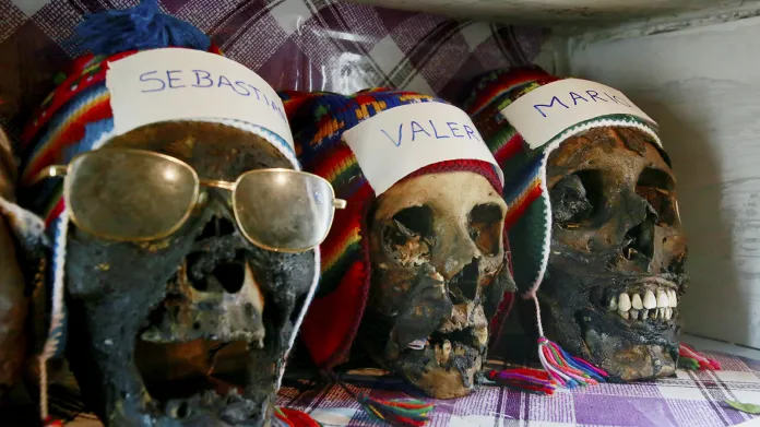 Lebky v sídle bolívijského šamana připravené k oslavě Svátku lebek ve čtvrti El Alto na předměstí metropole La Paz v předvečer americké prezidentské volby