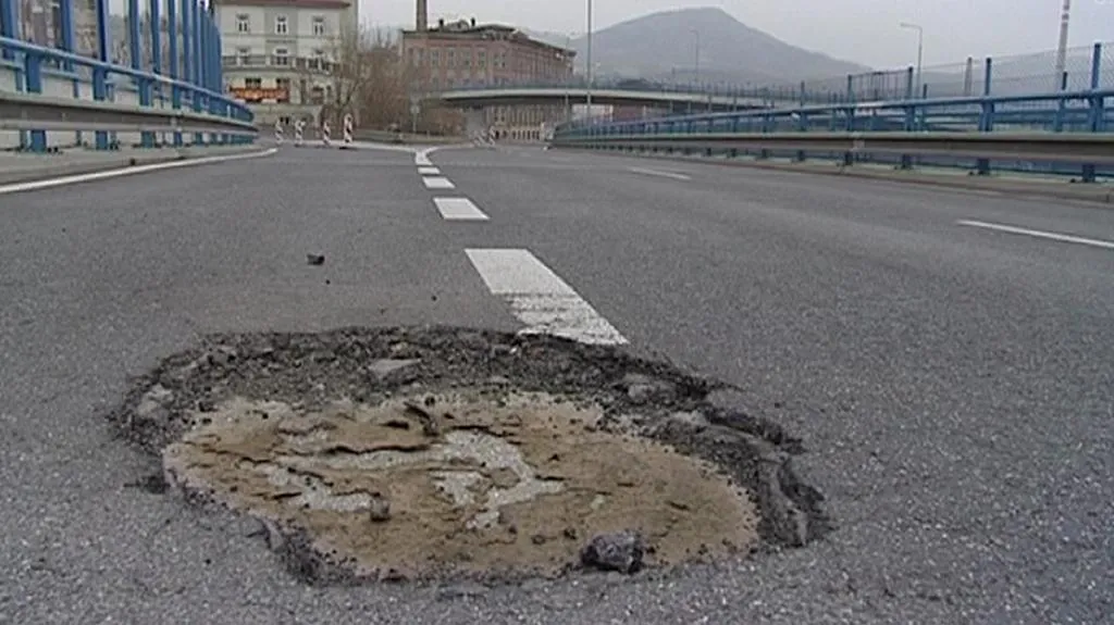 Díra ve vozovce