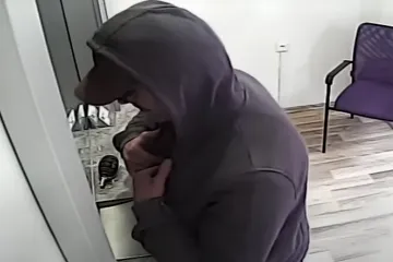 Lupič s granátem okradl směnárnu v Hradci Králové. Policie po něm pátrá