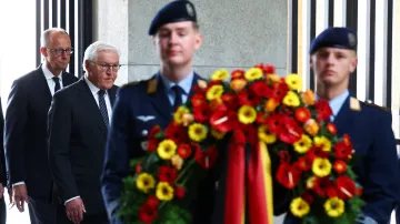 Friedrich Merz a Frank-Walter Steinmeier při uctění památek obětí druhé světové války