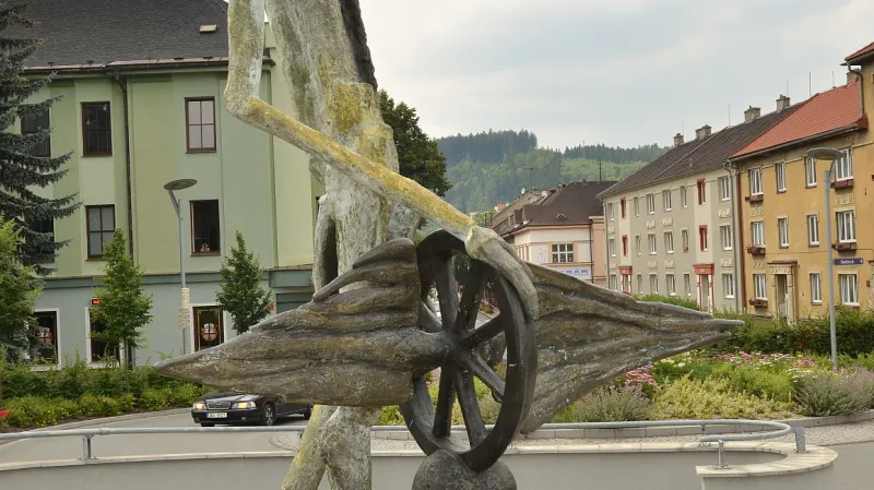 Jan Perner je jediný ze stavitelů olomoucko-pražské železnice, který má v Česku sochu. Od roku 2010 stojí před nádražím v České Třebové a její podoba vyvolala kontroverze.