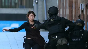 Prchající rukojmí a policie v Sydney