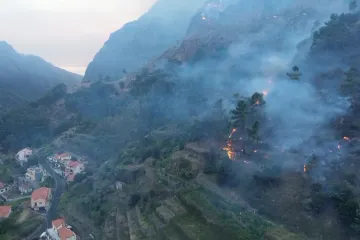 Požáry sužují Madeiru. Vítr uvěznil na letišti tisíce pasažérů