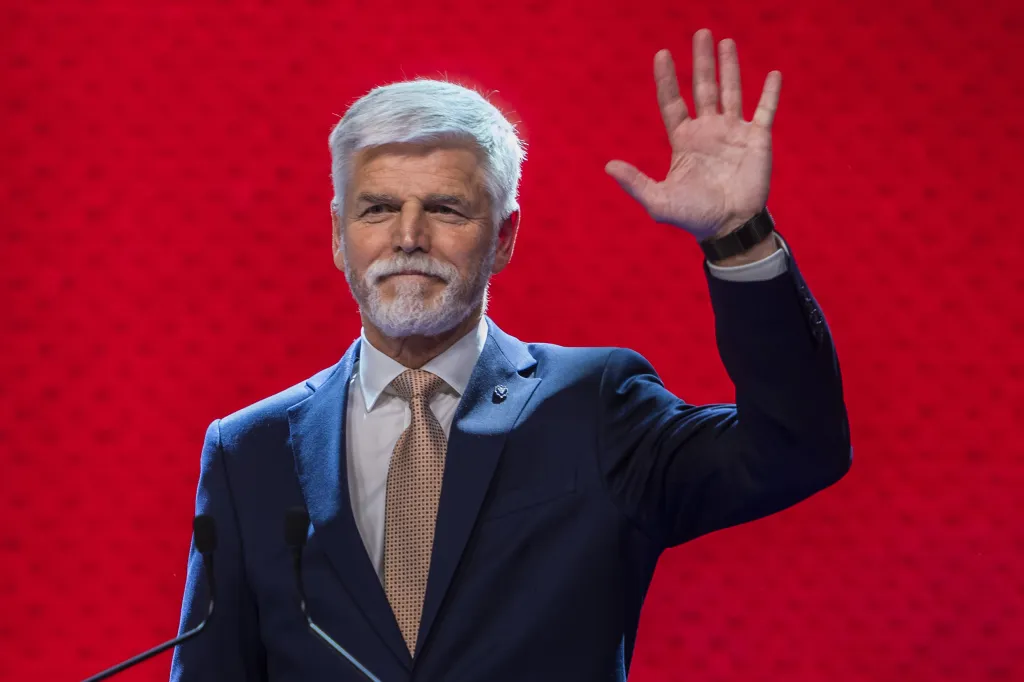 Vítězný prezidentský kandidát Petr Pavel se zdraví se svými podporovateli ve volebním štábu