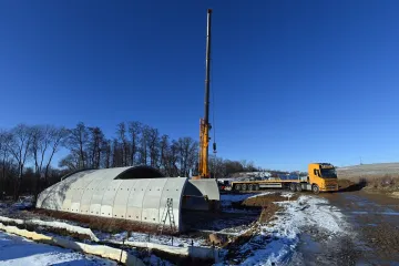 Čerstvě sestavený most na obchvatu Klatov jde k zemi. Stavitel dostal nekvalitní díly