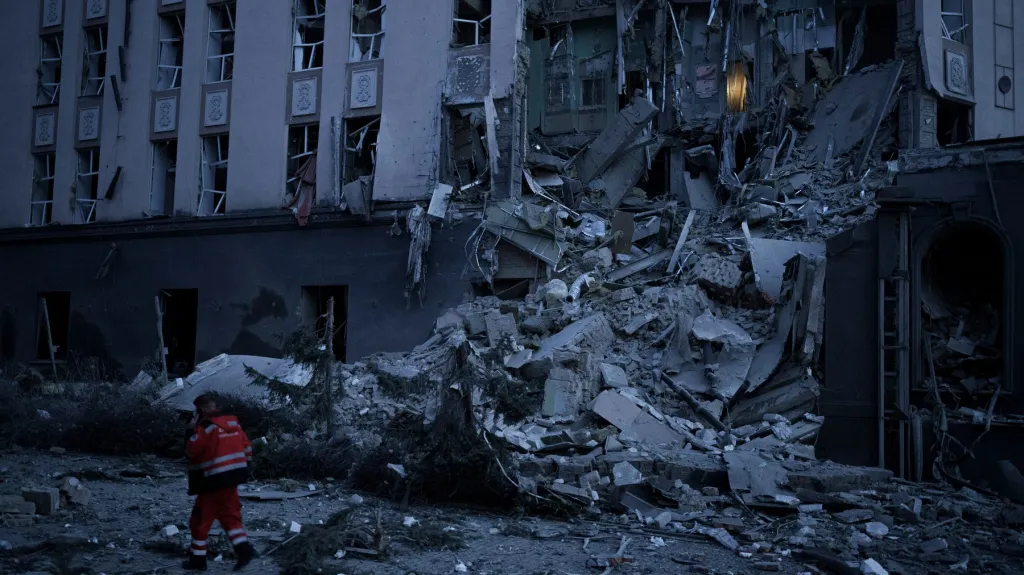 Záchranář u těžce poškozeného hotelu v Kyjevě