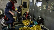 Záchranáři poskytují migrantům lékařskou péči