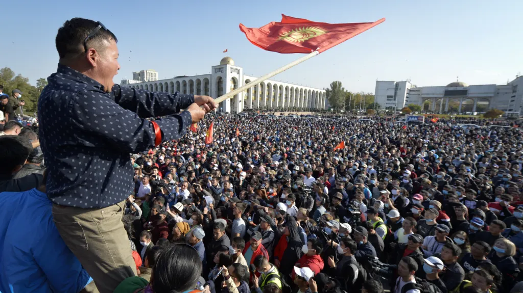 Lidé v Biškeku protestují proti výsledkům parlamentních voleb