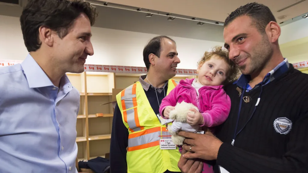 Premiér Justin Trudeau se syrskými uprchlíky