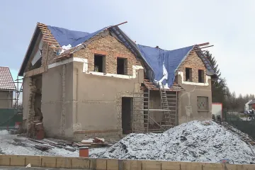 Místo střechy plachta. Dům Palachových se mění v památník, otevře se ale až v srpnu