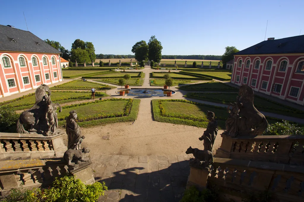 Původním úmyslem prvního majitele zámku Václava Antonína Chotka bylo vytvořit obrovskou ornamentální francouzskou zahradu podobnou té nejznámější ve Versailles.