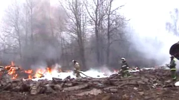 Hořící trosky havarovaného letadla polského prezidenta
