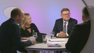 Ministr financí Zbyněk Stanjura (ODS), předsedkyně poslaneckého klubu ANO Alena Schillerová, poslanec Jan Hrnčíř (SPD) a ministr pro místní rozvoj Martin Kulhánek (STAN) v OVM