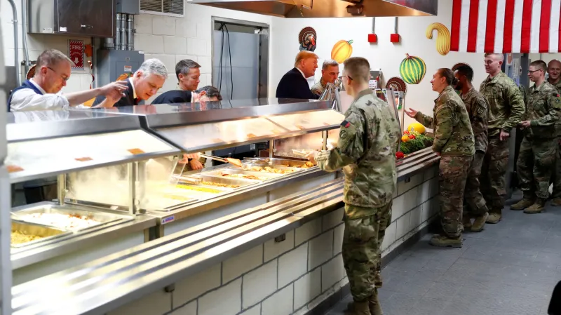 Americký prezident Donald Trump v kantýně v Bagrámu