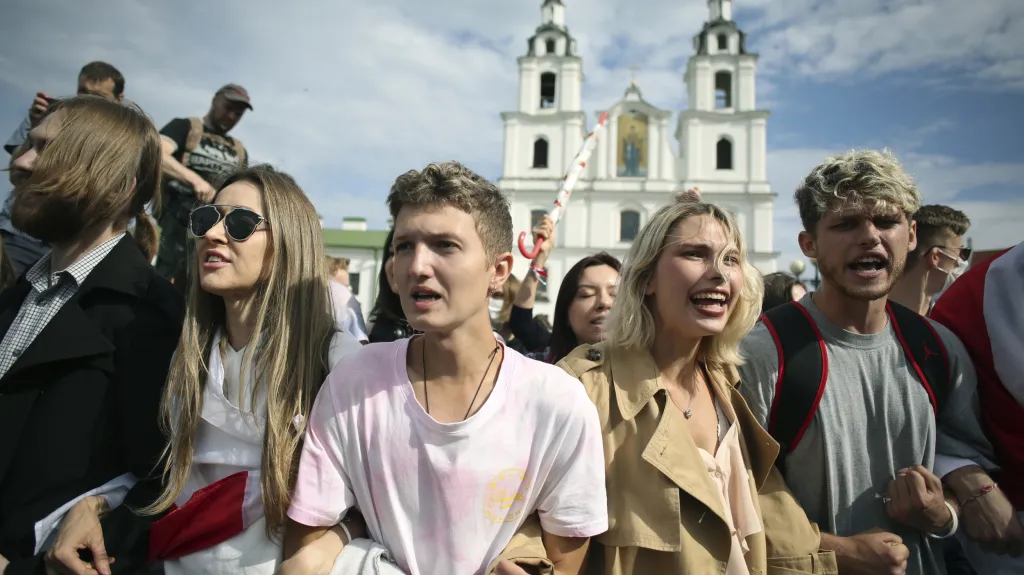 Běloruští studenti během demonstrace v Minsku