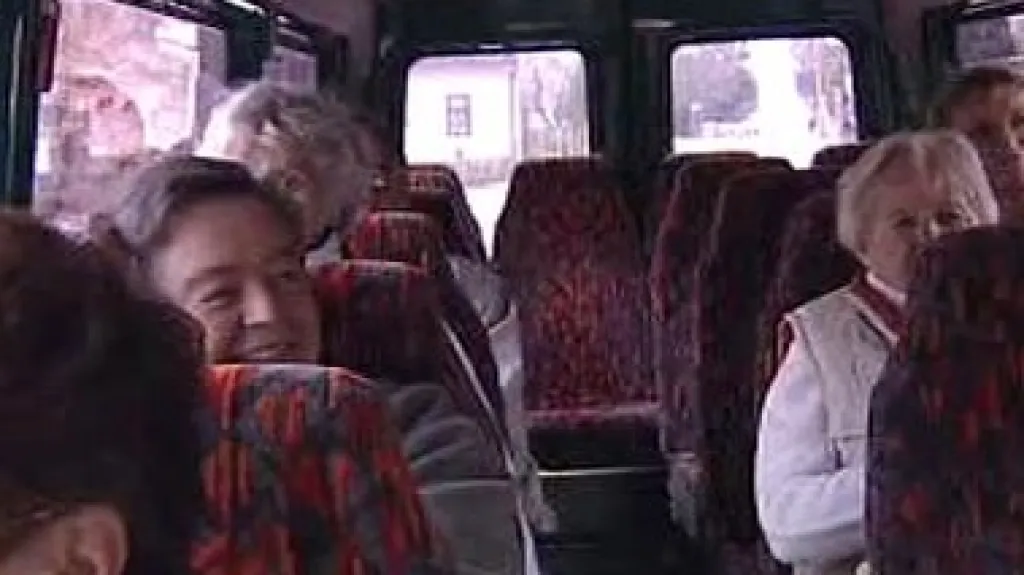 Cestující v minibusu