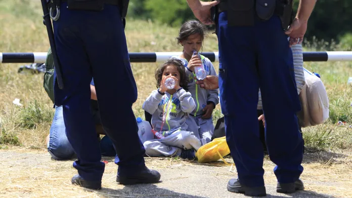Policie dohlíží na syrské uprchlíky u hranic Maďarska