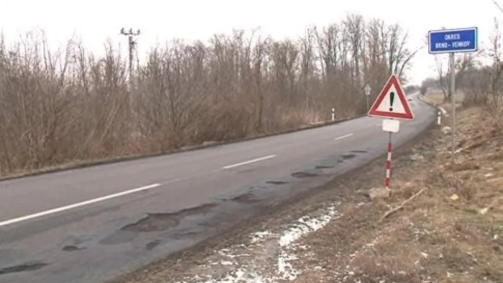 Rozbitá silnice směrem na Dukovany
