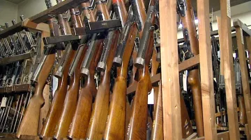 Historické pušky ve skladu zbraní VHÚ