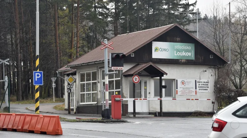Brána areálu Čepro v Loukově