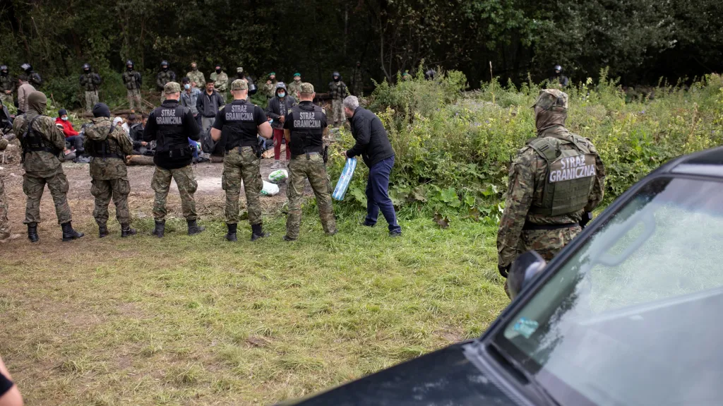Polští pohraničníci blokují skupinu migrantů u obce Usnarz Górny