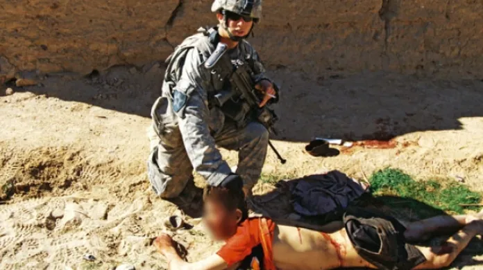 Skandální fotografie amerických vojáků se zabitým afghánským civilistou
