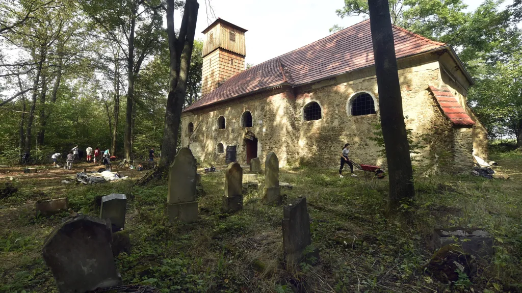 Gotický kostel v zaniklé obci Pelhřimovy na Osoblažsku