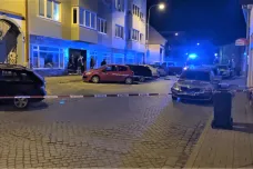 Po pondělním útoku v Tišnově jsou dva lidé v těžkém stavu. Policie obvinila podezřelého z pokusu o vraždu
