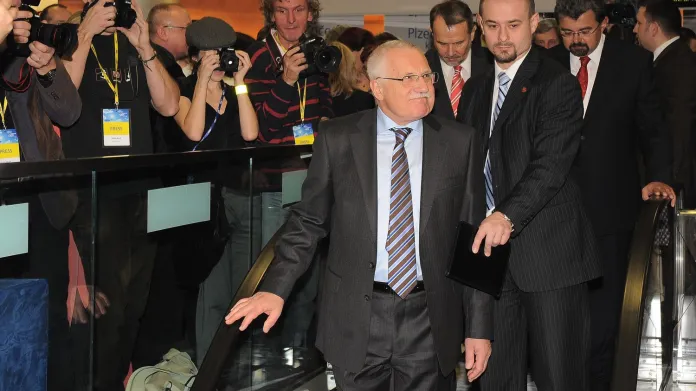Václav Klaus odchází z kongresu ODS