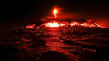 Evropská nejvyšší sopka, italská Etna, chrlí lávu při své poslední erupci v únoru 2017.