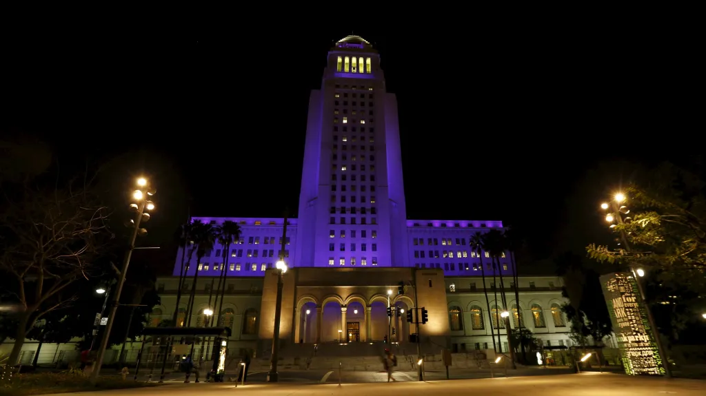 Osvětlená radnice v Los Angeles, kde Američané uctili památku Prince
