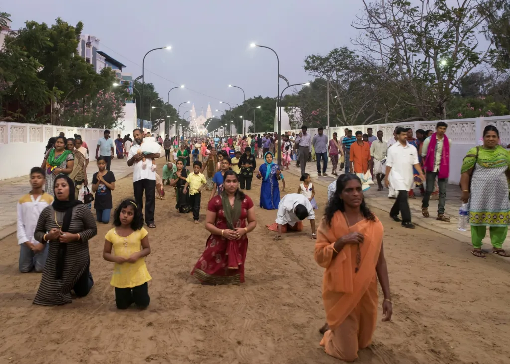 Pruh písku, který spojuje hlavní katedrálu s místem zjevení Panny Marie a je asi 500 metrů dlouhý, je určen pro modlitbu křížové cesty. Řada věřících ji absolvuje plazením po kolenou