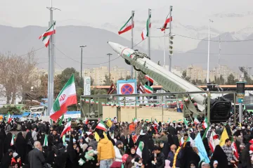 Pálení izraelských vlajek, rakve pro generály USA. Írán oslavuje výročí revoluce