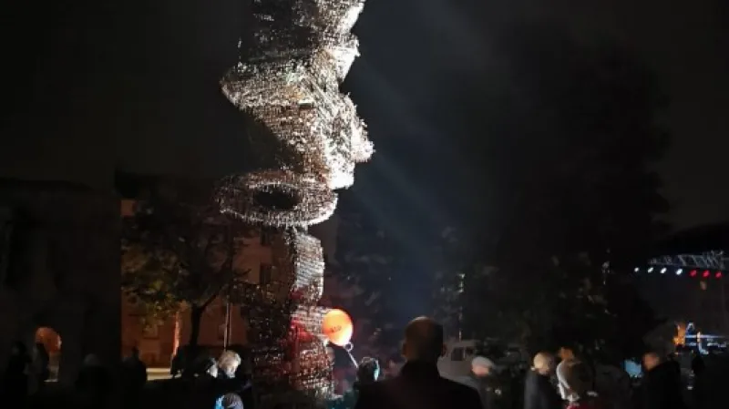 Socha Revoluce vytvořená z klíčů ,  Autor: Dušan Gavenda,  Zdroj: ČT24