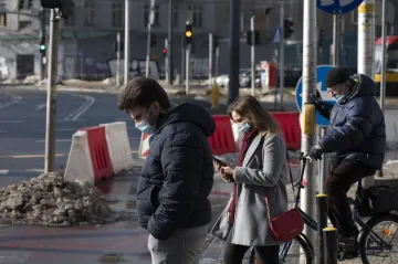 Pandemie ve světě: Polsko a Maďarsko hlásí prudký růst počtu nakažených
