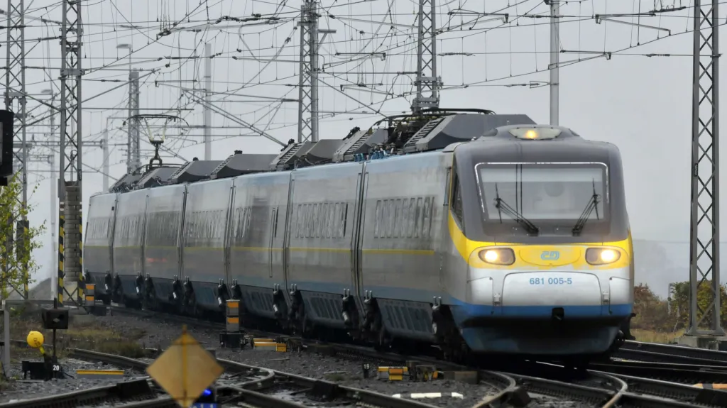 Pendolino s maximální rychlostí 230 km/h je v současnosti nejrychlejším vlakem na české železnici. Své přednosti ukázat nemůže.