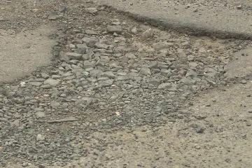 Ulice ve Vršovicích zůstává nejděravější v zemi. Velké výmoly jsou i na Blanensku a v Opavě