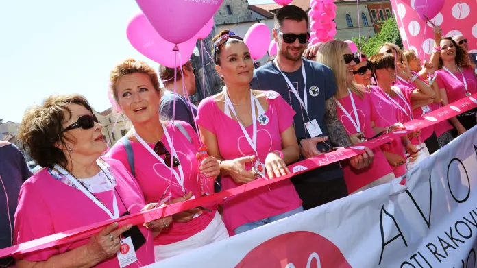 Pochod proti rakovině prsu podpořily známé ženy. Zleva Jiřina Bohdalová, Simona Stašová a Mahulena Bočanová