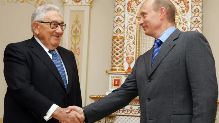 Henry Kissinger a Vladimir Putin v roce 2006