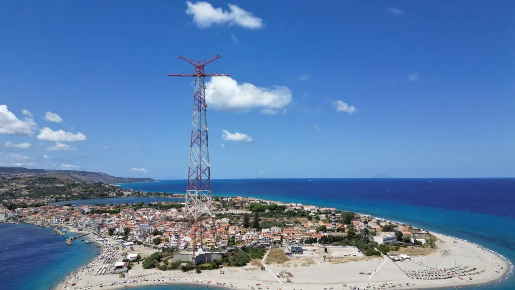 Část plánovaného místa pro výstavbu visutého mostu spojujícího Sicílii s italskou pevninou