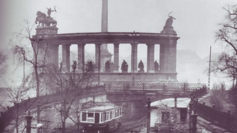 Původní vůz metra v povrchovém úseku za náměstím Hrdinů