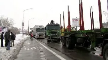 Kolona kamionů