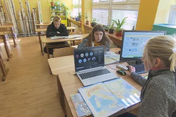 V karanténách jsou desetitisíce žáků. Rodiče se o kontaktu s pozitivním dozvídají i týden poté