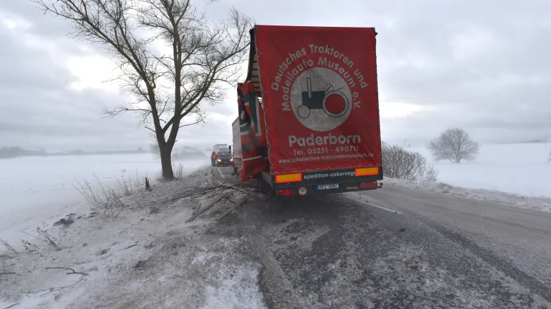 Silný vítr komplikoval dopravu u Krstěnic na Chebsku