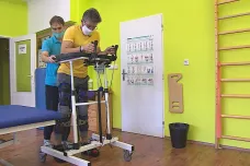 V Brně představili mechanický exoskelet. Ochrnutým lidem pomůže postavit se na vlastní nohy