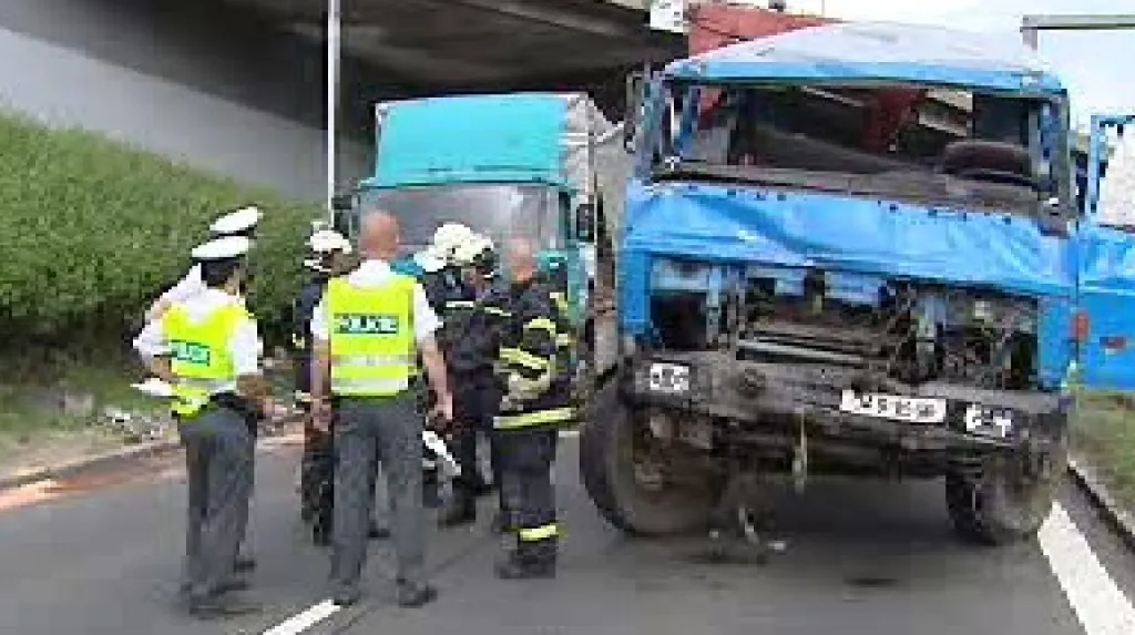 Policisté vyšetřují pád auta z vozovky