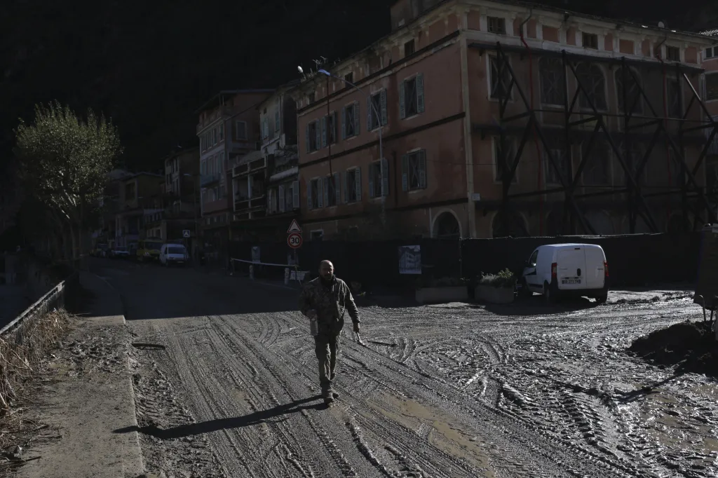 Rozsáhlé záplavy na jihovýchodě Francie a severozápadě Itálie si od pátku vyžádaly nejméně 12 obětí. Pátrání po dalších osobách pokračuje