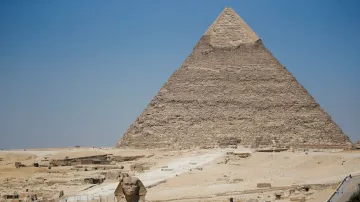 Cheopsova (Chufuova) pyramida a Sfinga v Gíze